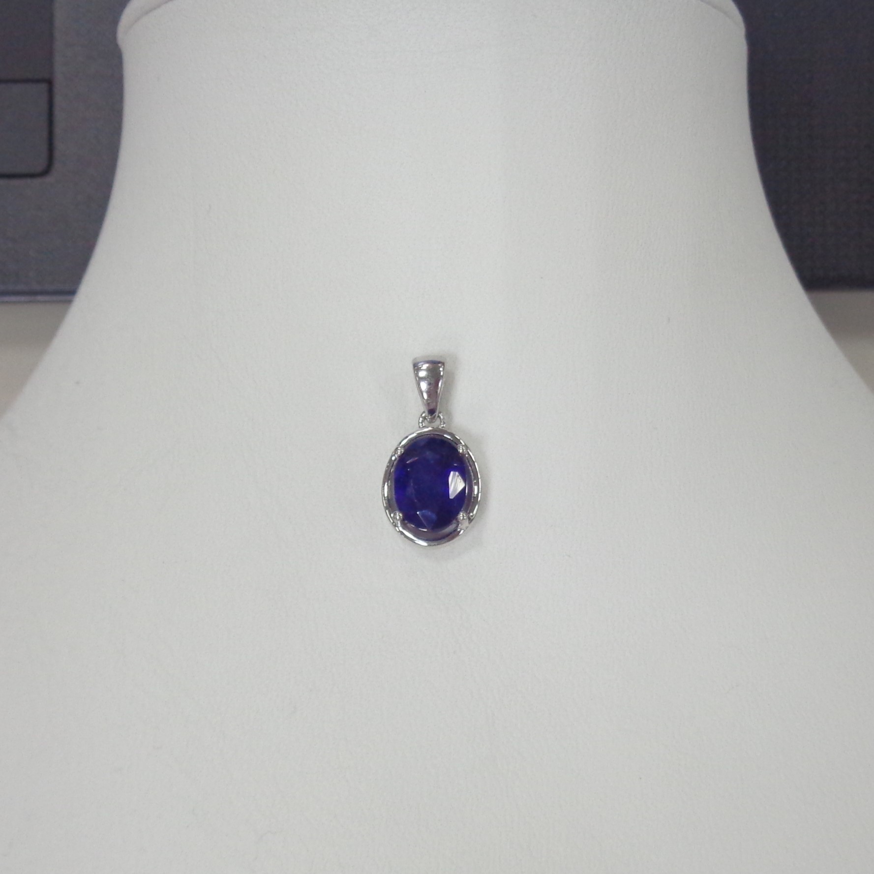 Серебряная подвеска с сапфиром